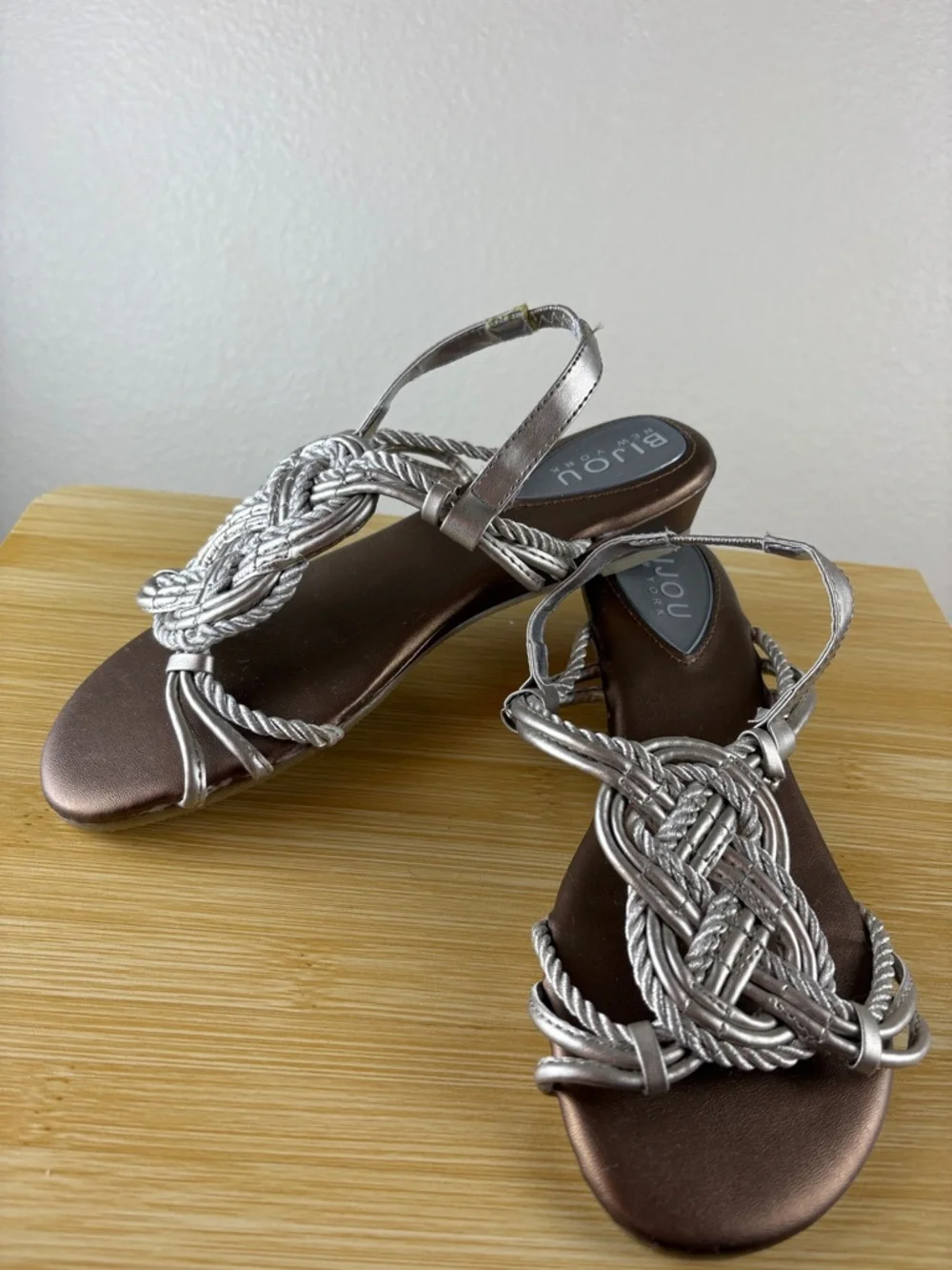 BIJOU New York Silver Braided Knot Detail Strappy Womens Sandals Like New Size 6